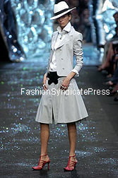 LAGERFELD GALLERY Runway Fashion Photos.Spring 2005 Paris Fashion Collection